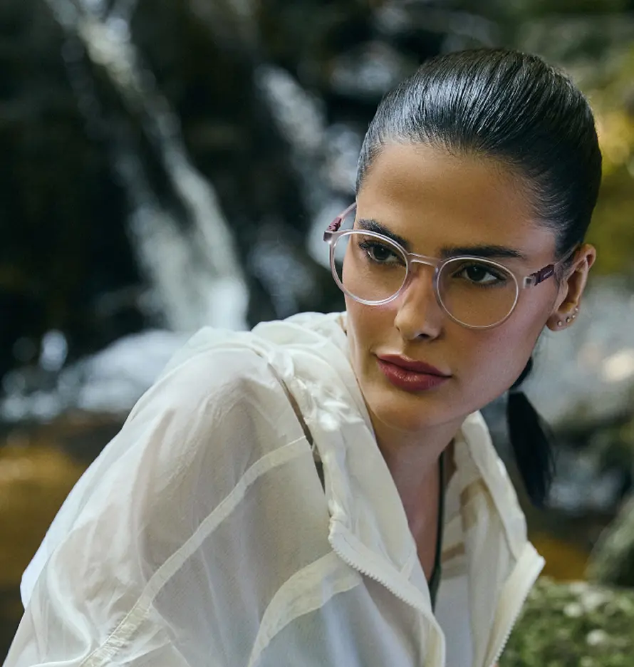 mulher em cachoeira tirando foto com oculos de grau speedo